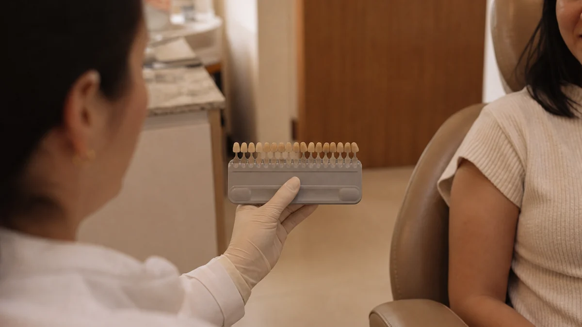 Avaliação com escala de cor antes do clareamento dental em Prado, BH — Dentistas BH
