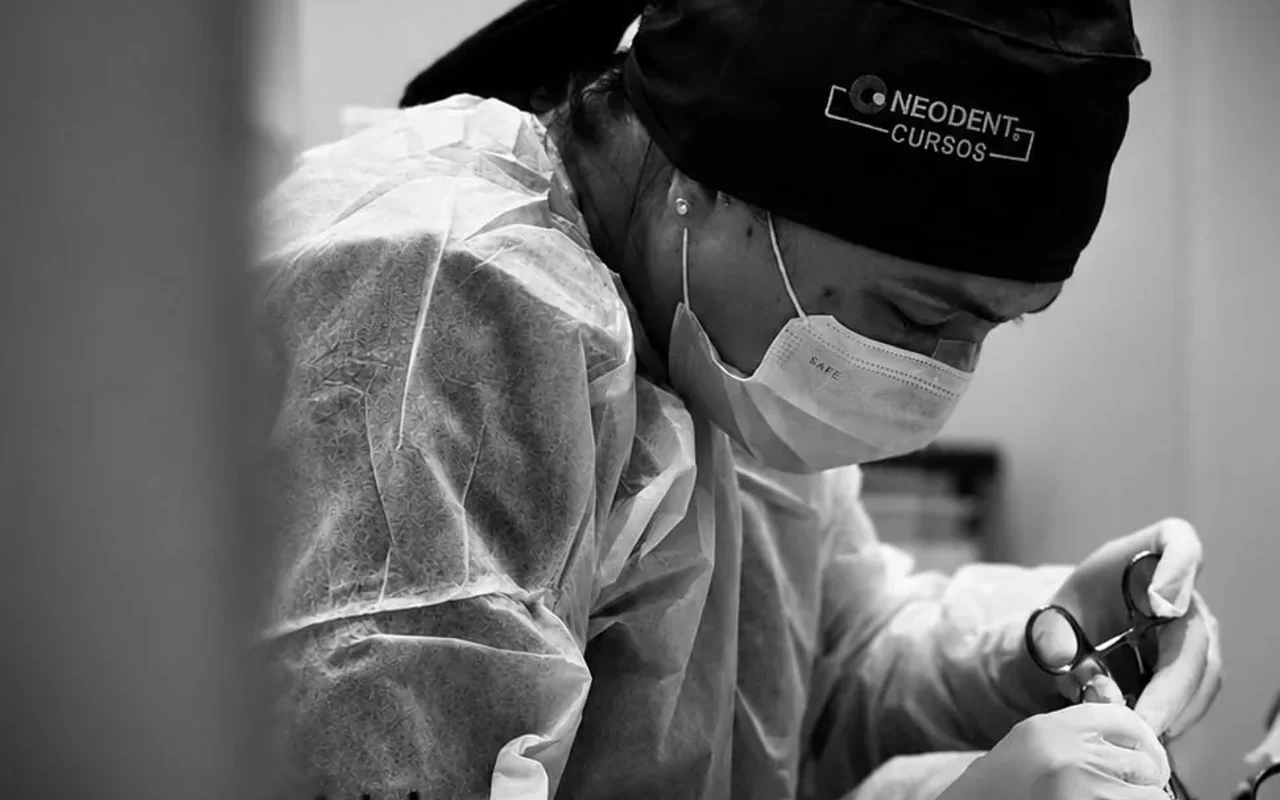 Procedimento de implante dentário no consultório — Dra. Aline de Sales Nascimento, Prado, Belo Horizonte