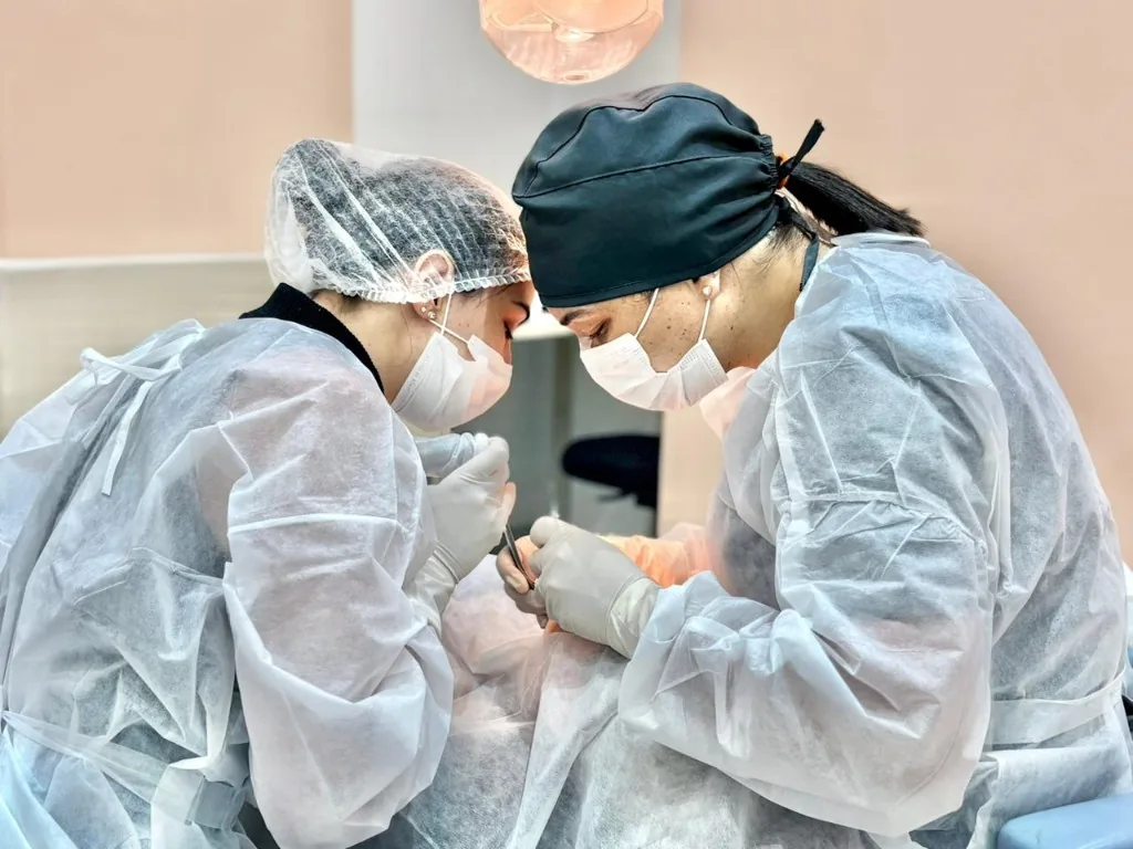 Dra. Aline de Sales Nascimento em procedimento odontológico em Belo Horizonte — artigo sobre faixas de implante por tipo