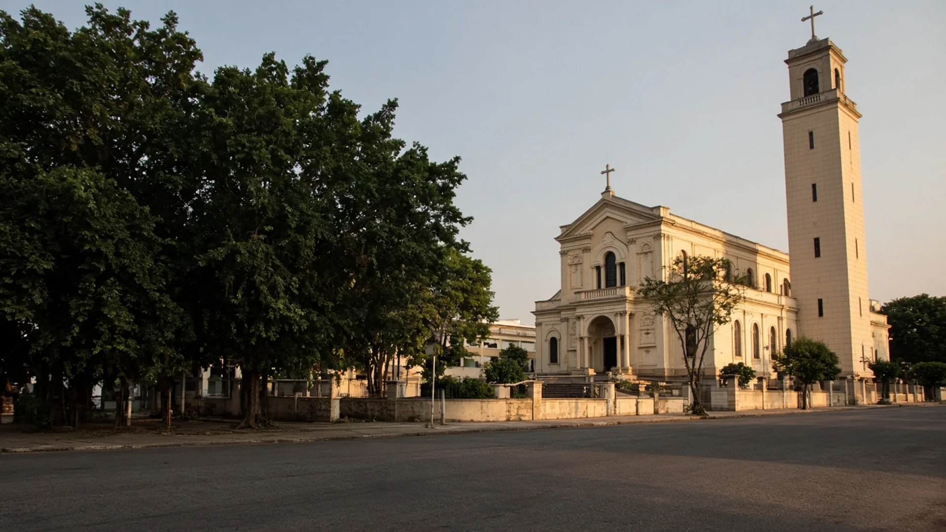 Igreja de torre alta em rua arborizada no Prado, Belo Horizonte