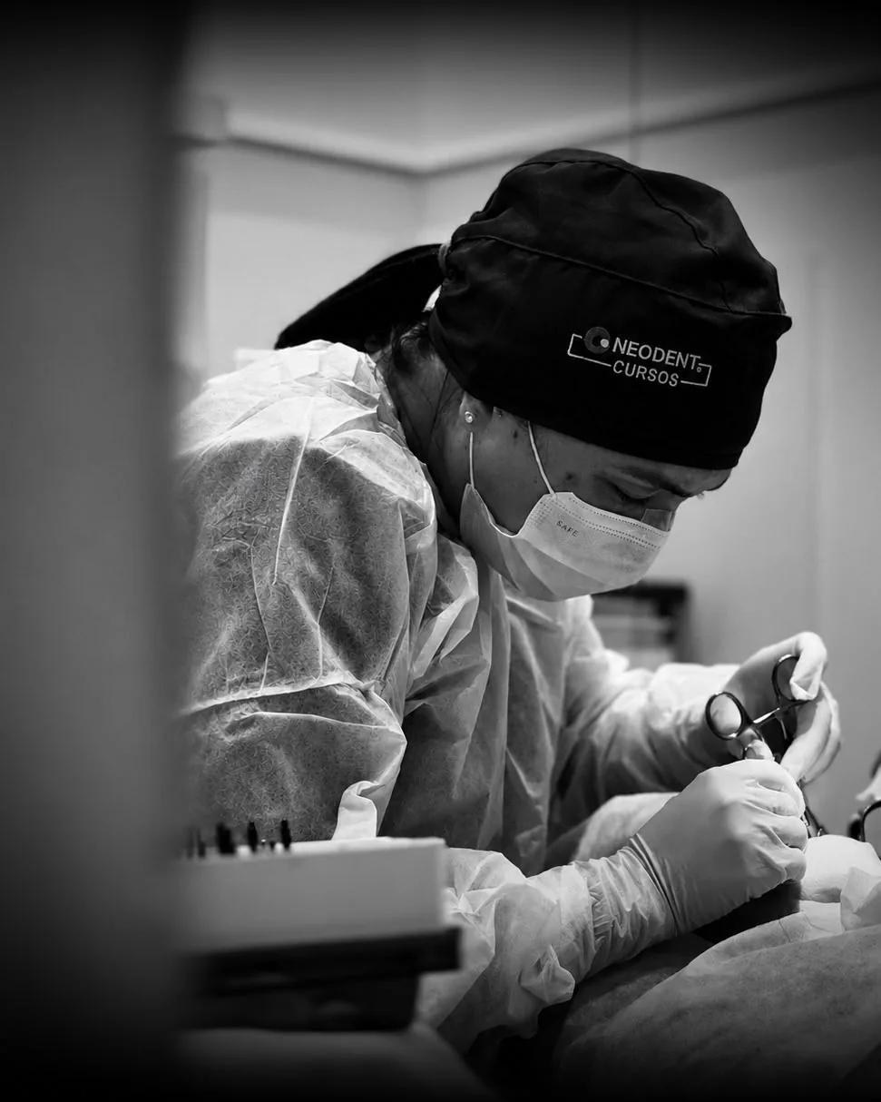 Dra. Aline realizando implante dentário no consultório do Prado, BH